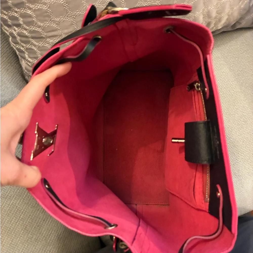 Louis Vuitton Black and Pink Shoulder Bag with Elegant Design - Picture 6 of 15